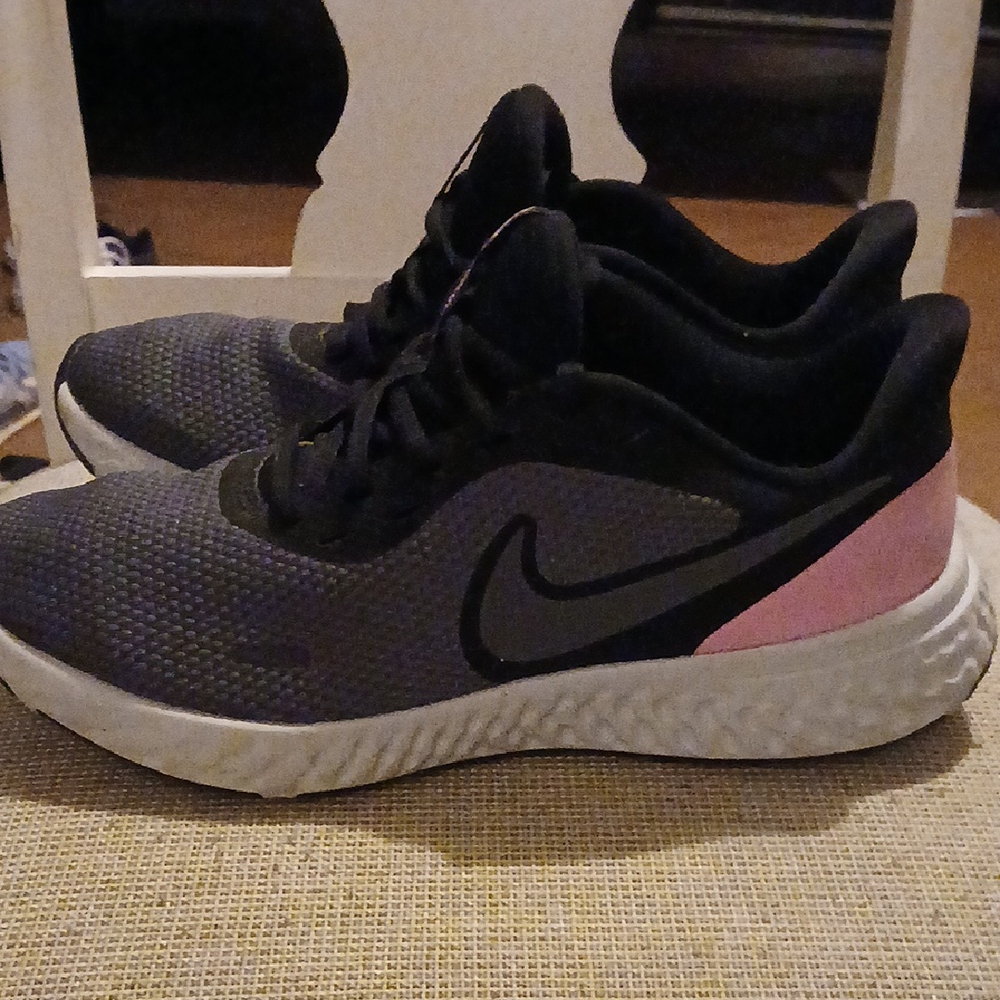 Nike Women's Black and Pink Running Shoes